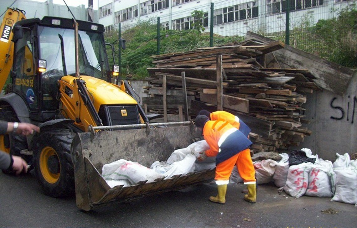 İş makinası ile moloz yükleme