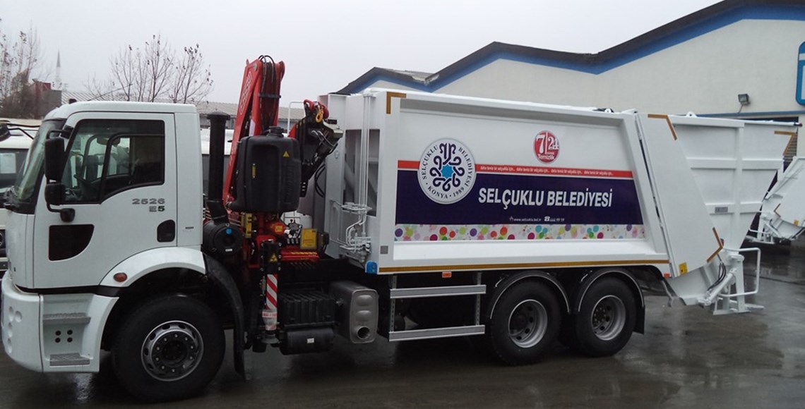 Rear Loading Hydraulic Garbage Compactor Equipped with Crane in Front