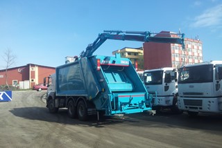 Rear Loading Hydraulic Garbage Compactor Equipped with Overhead Crane