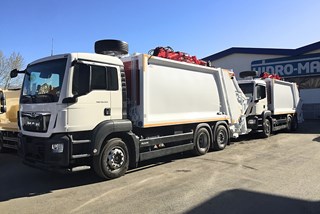 Refuse Truck with crane for underground container